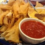 How many calories are in Chili's chips and salsa?