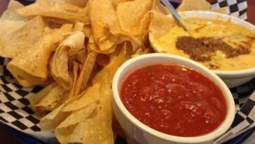 How many calories are in Chili's chips and salsa?