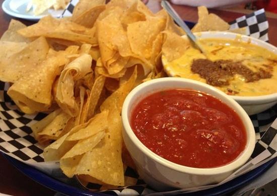 How many calories are in Chili's chips and salsa?