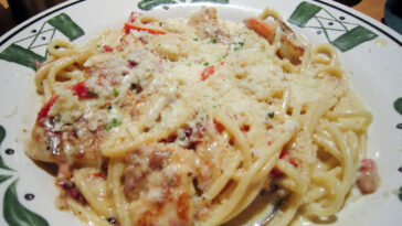 How many calories are in Olive Garden chicken and shrimp carbonara?