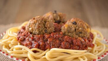 How many calories are in Olive Garden's spaghetti and meatballs?