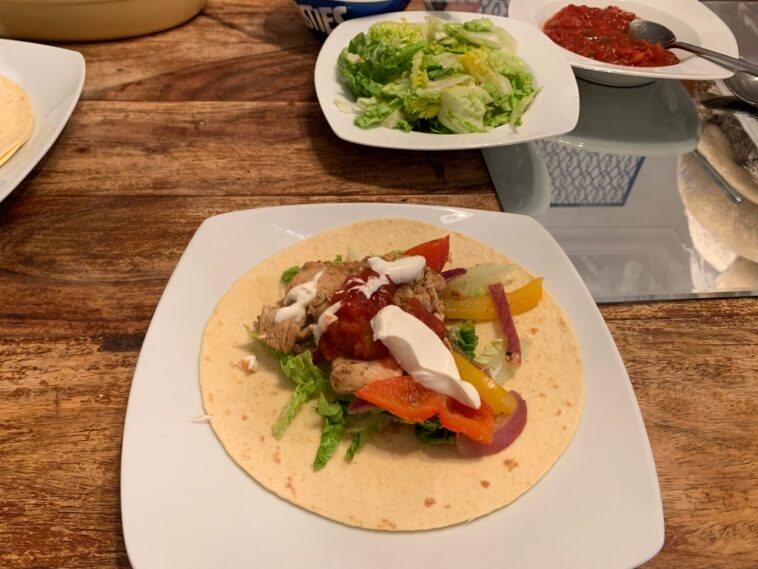 How many calories are in TGI Fridays fajitas?