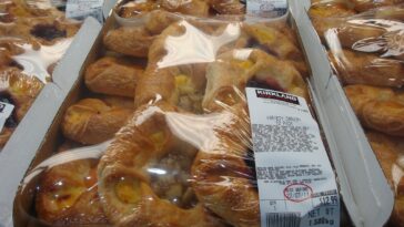 How many calories are in a Costco cherry danish?