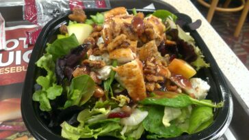 How many calories are in a Wendy's apple pecan chicken salad?