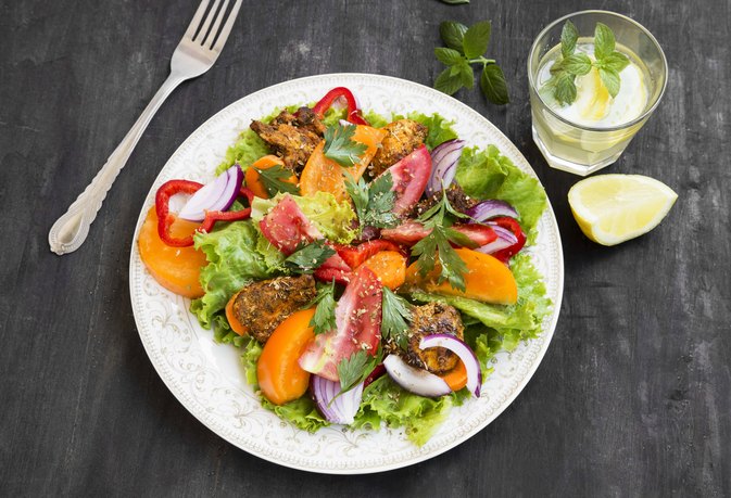 How many calories are in a grilled chicken oriental salad from Applebee's?