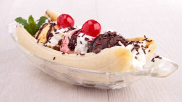 How many calories are in a large banana split?