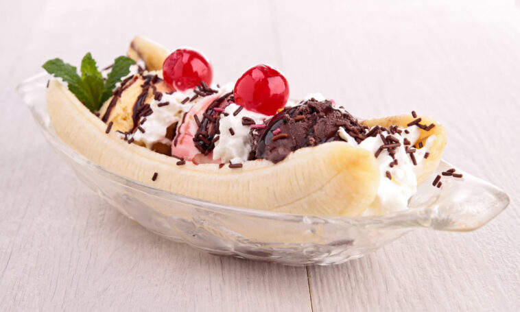 How many calories are in a large banana split?