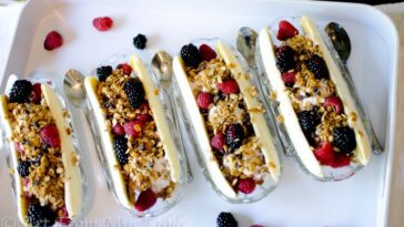 How many calories are in a medium banana split blizzard?