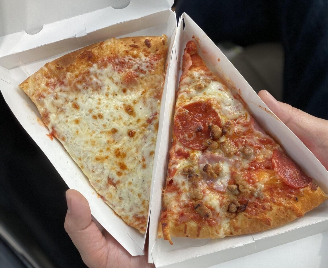 How many calories are in a slice of Hungry Howie's pepperoni pizza?