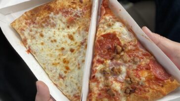 How many calories are in a slice of Hungry Howie's pepperoni pizza?