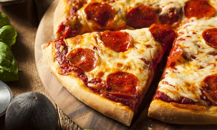 How many calories are in an 18 inch Costco pizza?