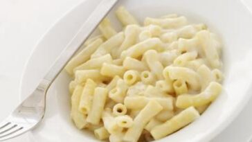 How many calories are in homemade Velveeta mac and cheese?