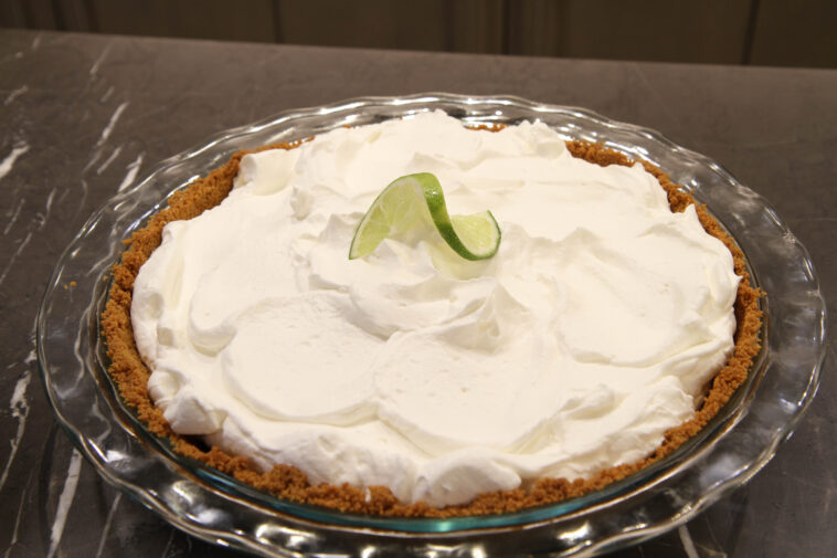 How many calories are in one slice of key lime pie?