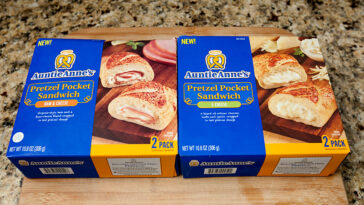 How many calories in Auntie Anne's Cinnamon Bites?