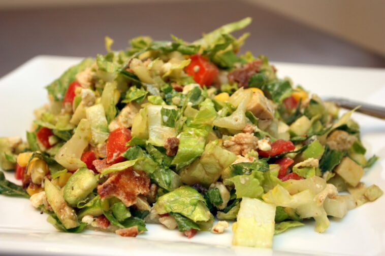 How many calories in Cheesecake Factory SkinnyLicious chopped salad?