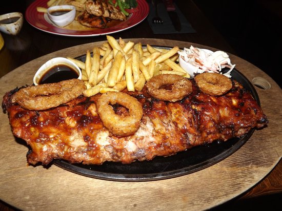 How many calories in TGI Friday's full rack of ribs?