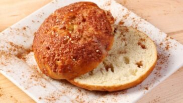 How many calories in a Panera cinnamon crunch bagel with cream cheese?