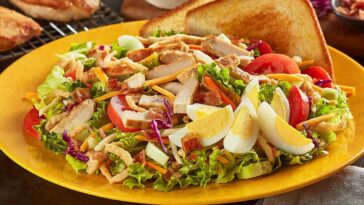 How many calories in a Zaxby's grilled chicken salad?