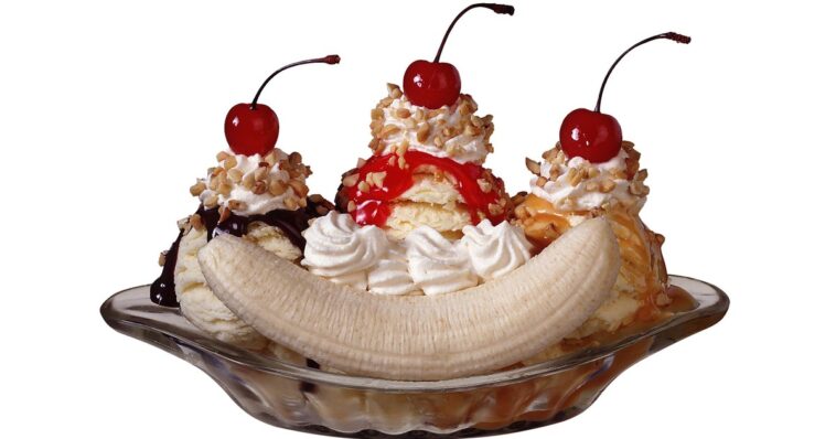 How many calories in a traditional banana split?