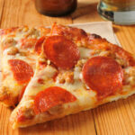 How many calories is 1 slice of Costco pepperoni pizza?