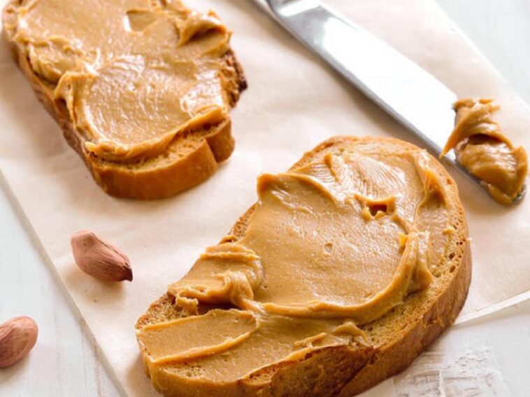 How many calories is 2 pieces of toast with peanut butter?