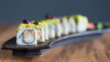 How many calories is 3 pieces of sushi?