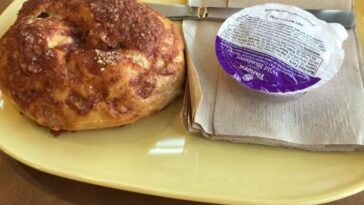 How many calories is a Panera cinnamon bagel?