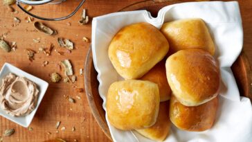 How many calories is a Texas Roadhouse roll?