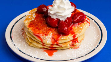 How many carbs are in 2 pancakes at IHOP?