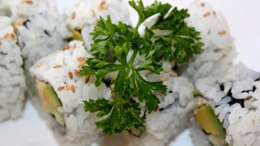 How many carbs are in 8 pieces of sushi?