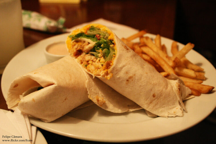 How many carbs are in Applebee's Chicken Fajita rollup?