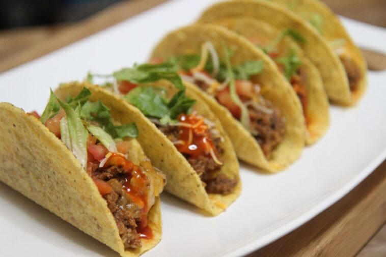 How many carbs are in a beef taco with corn tortillas?