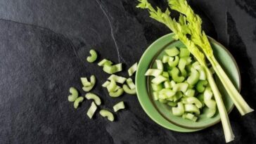 How many celery stalks make 16 oz of juice?