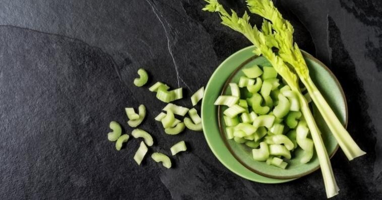 How many celery stalks make 16 oz of juice?