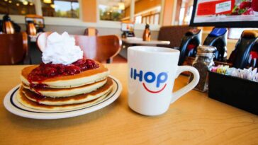 How many international locations does IHOP?