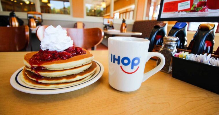 How many international locations does IHOP?