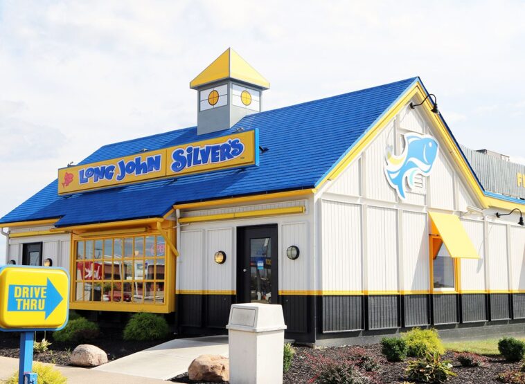 How many locations does Long John Silver's have?