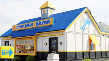 How many locations does Long John Silver's have?