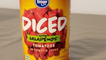 How many net carbs are in 1 cup of tomato sauce?