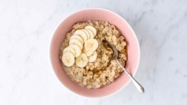 How many net carbs are in a bowl of oatmeal?
