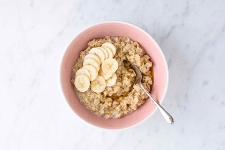 How many net carbs are in a bowl of oatmeal?