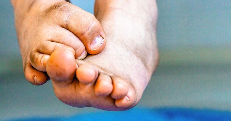 How many people don't wash their feet?