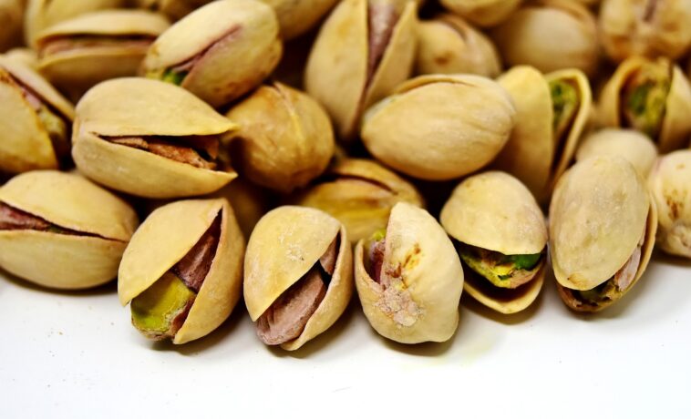 How many pistachios should you eat a day?
