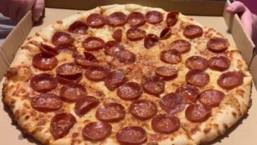 How many slices are in a 18 inch Costco pizza?