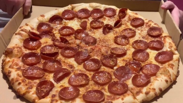 How many slices are in a 18 inch Costco pizza?