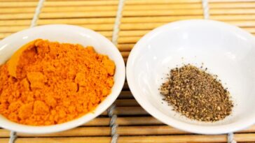 How much black pepper do I mix with turmeric?