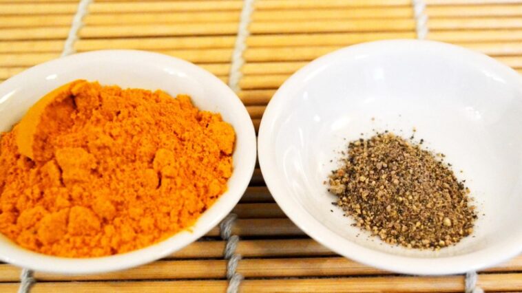 How much black pepper do I mix with turmeric?