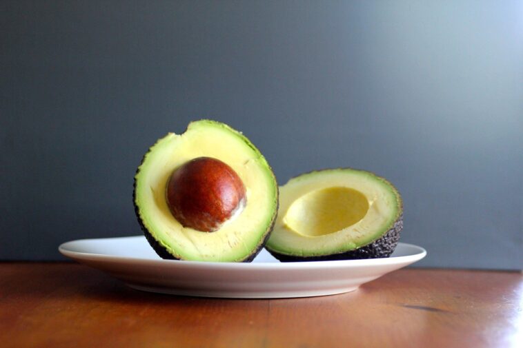 How much omega-3 is in an avocado?