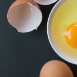 How much protein does 1 boiled egg white have?