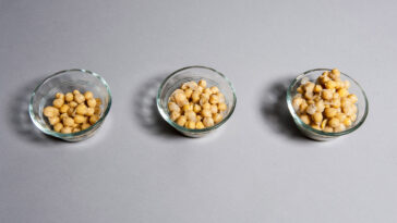 How much protein is in a 1/4 cup of chickpeas?